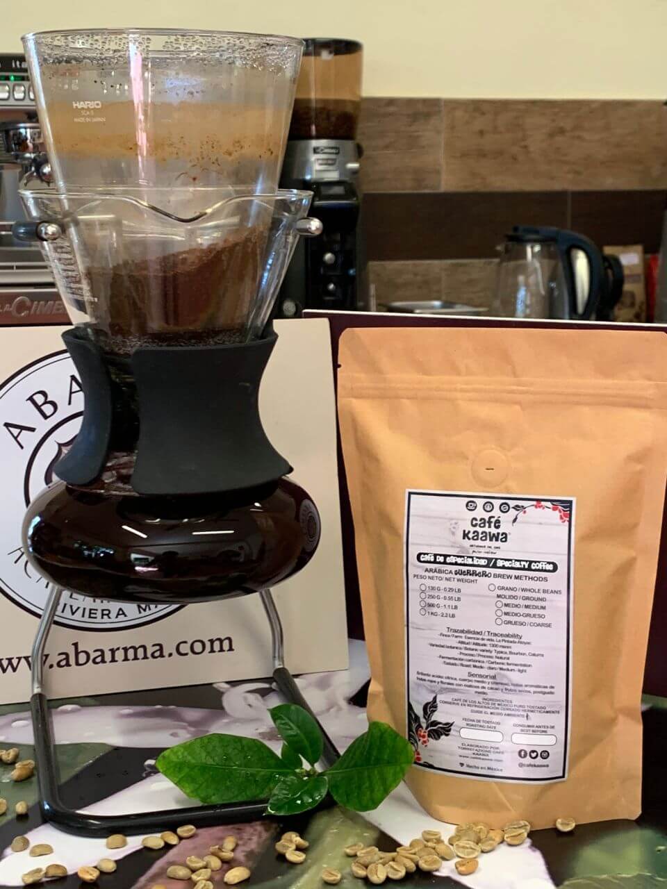 Glass pour over coffee maker brewing Café Kaawa's specialty Coffee Atoyac Guerrero